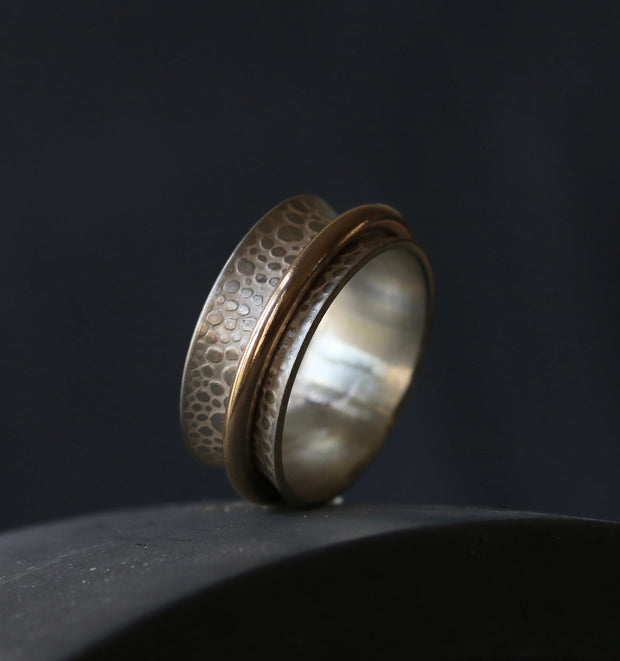 Single Gold Band Toad Texture Spinning Ring