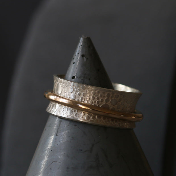 Single Gold Band Toad Texture Spinning Ring