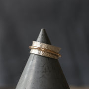 Single Gold Band Toad Texture Spinning Ring