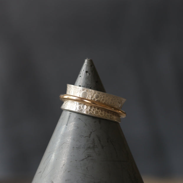 Single Gold Band Toad Texture Spinning Ring