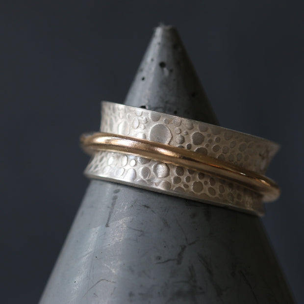 Single Gold Band Toad Texture Spinning Ring