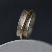 Single Gold Band Toad Texture Spinning Ring
