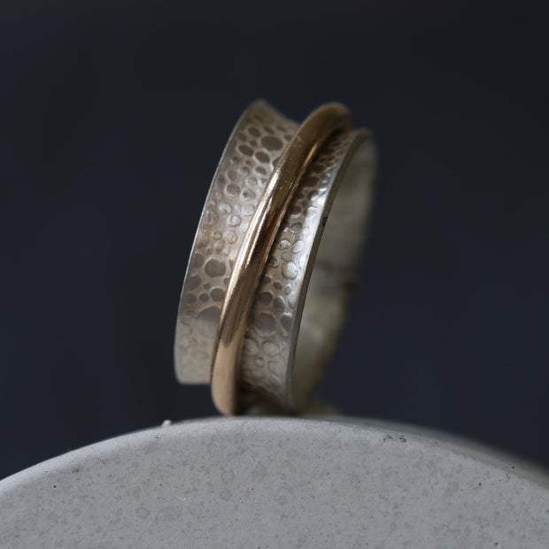 Single Gold Band Toad Texture Spinning Ring