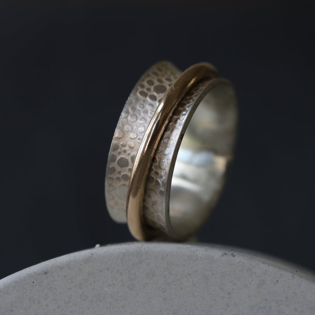 Single Gold Band Toad Texture Spinning Ring