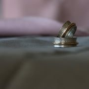 Single Gold Band Toad Texture Spinning Ring