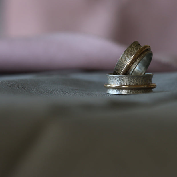 Single Gold Band Toad Texture Spinning Ring