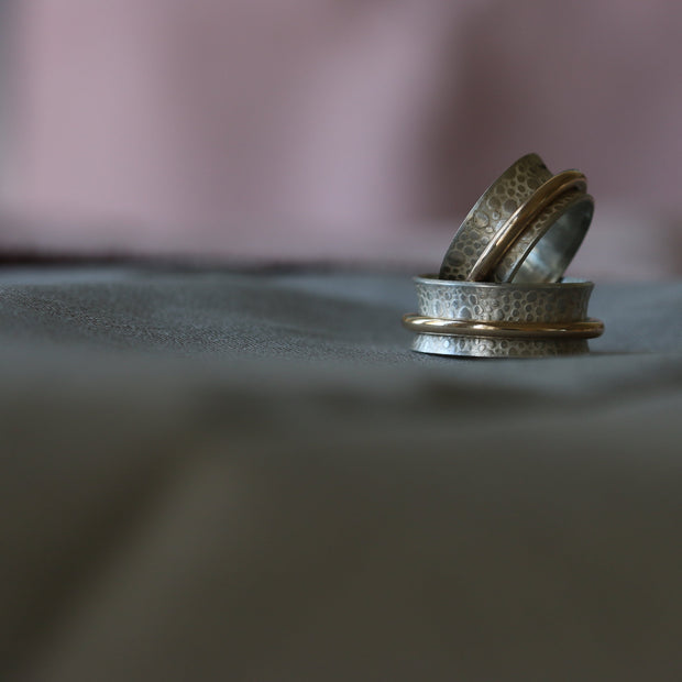 Single Gold Band Toad Texture Spinning Ring