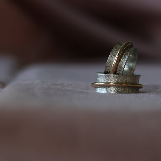 Single Gold Band Toad Texture Spinning Ring