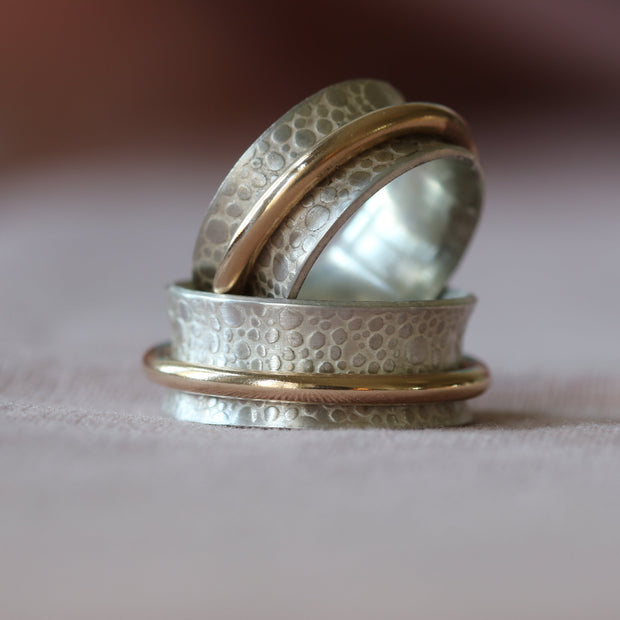 Single Gold Band Toad Texture Spinning Ring